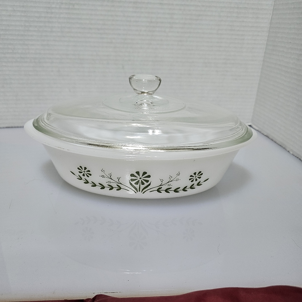 Beautiful Vintage Glassbake J235 1qt casserole dish.